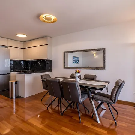 Beachaholic M&g, Luxury Seaside On Znjan Apartamento Split